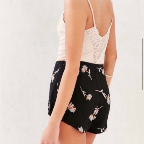 Kimchi Blue Whitney Floral Wrap Short - Picture 5 of 16